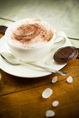 Kaffe tasse auf dem tisch