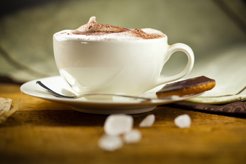 Kaffe tasse auf dem tisch