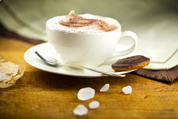 Kaffe tasse auf dem tisch