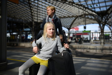 Familie verreist mit der Bahn