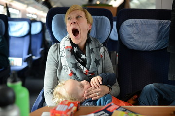 Familie verreist mit der Bahn