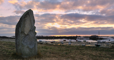Coucher de soleil derrière un menhier à Plouguerneau-Lilia