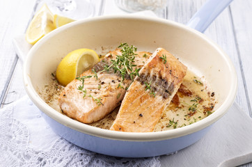 Lachsfilet in der Pfanne