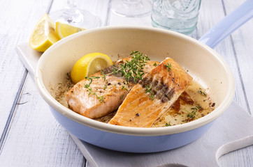 Lachs in der Pfanne