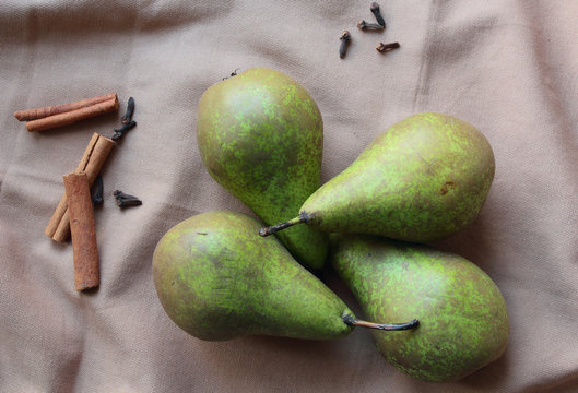 Green pears with aromatic spices with cinnamone and clove