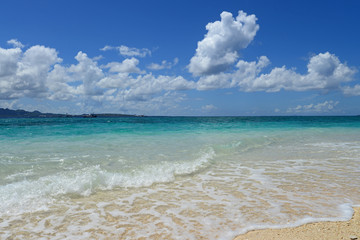 慶良間の美しいビーチと夏空