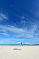 美しい沖縄のビーチと夏空