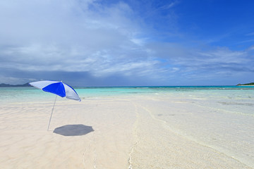 美しい沖縄のビーチと夏空