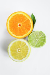 Obraz na płótnie Canvas Cytryna pomarańcza limonka cytrusy witaminy owoce cytrynowe sok wyciskany owoc limetka kwaśne