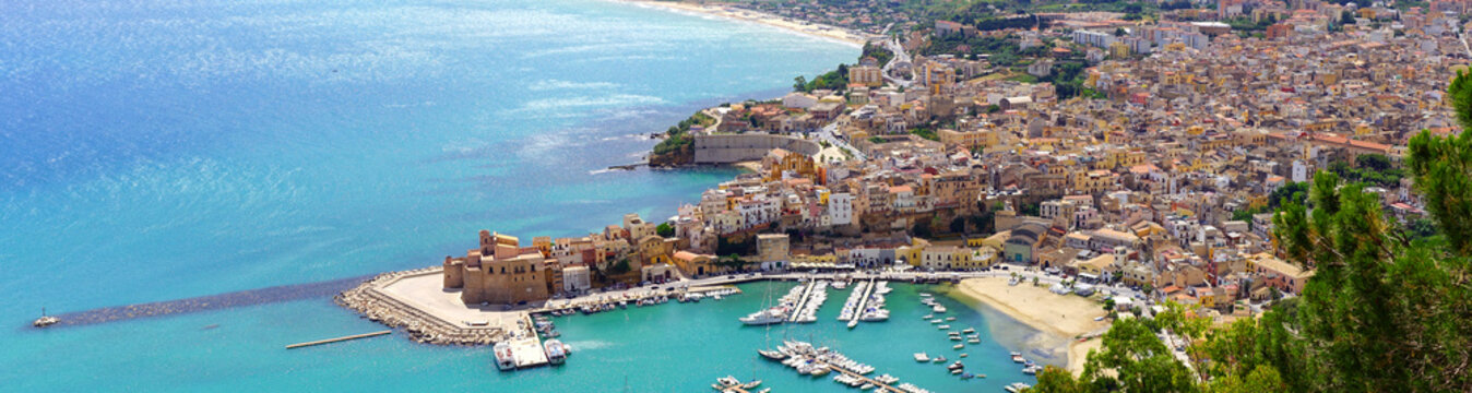 Vue a&eacute;rienne de Castellammare del Golfo en Sicile