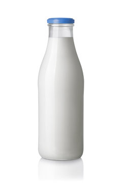 Milch Flasche mit blauem Deckel isoliert auf weißem Hintergrund
