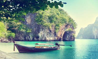 Plakaty  długa łódź na wyspie w Tajlandii