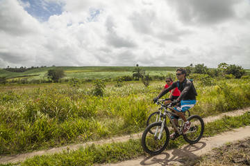 Obraz premium escursionisti in mountain bike