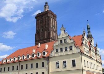 Wiederaufgebautes Rathaus und Hauptkirche in Gubin