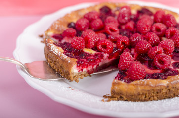 Cheesecake mit Himbeeren und selbstgemachtem Himbeersirup