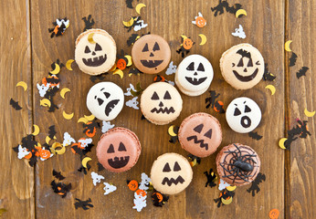 Macarons mit lustigen Gesichtern