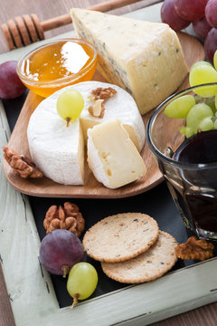 appetizers to red wine - cheeses, fresh grapes, cracker