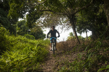 Obraz premium escursionisti in mountain bike