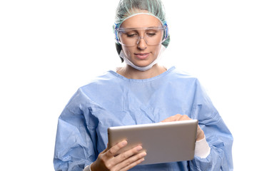 Ärztin in OP-Kittel mit einem Tablet Computer