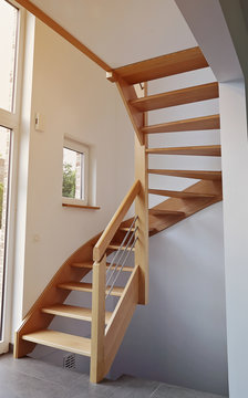 escalier tournant en bois