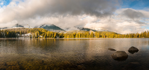 Tatrzańskie jezioro,Szczyrbskie Pleso,Słowacja © Mike Mareen