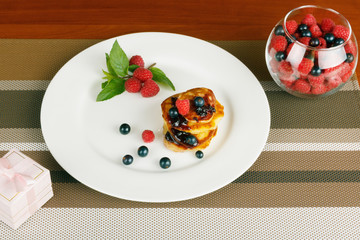 pancakes and berries