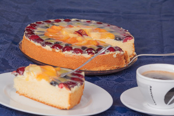 Obsttorte mit Kaffee und Kuchenteller