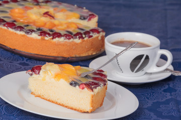 Ein Stück Obstkuchen mit einer Tasse Kaffee