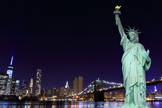 Fototapeta Brooklyn Bridge and The Statue of Liberty at Night