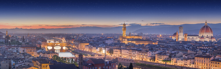 Fluss Arno und Ponte Vecchio bei Sonnenuntergang, Florenz