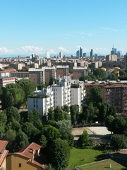 Fototapeta na wymiar Milano con cielo azzurro