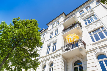 nobles Haus und Bäume in Deutschland - Balkon