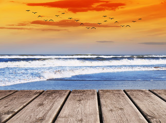 Fototapeta na wymiar la playa del cielo dorado y agua azul