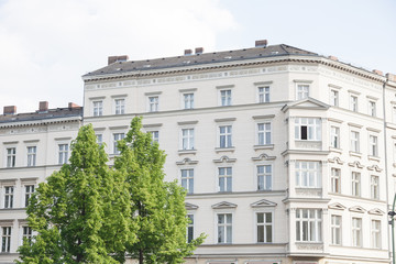Fototapeta na wymiar Altbau in Deutschland, Haus und Baum in Berlin
