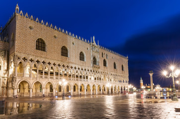 Naklejka premium Doge's Palace on San Marco square at night in Venice, Italy