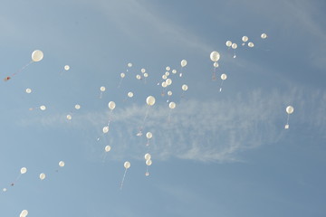 Ballone fliegen weg