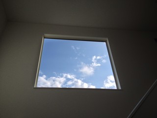 吹き抜け窓から覗く青空