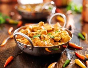 Crédence de cuisine en verre imprimé Plats de repas indian chicken curry in balti dish