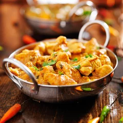 Papier Peint photo Plats de repas poulet au curry indien dans un plat balti