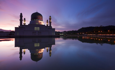 Obraz premium Kota Kinabalu city mosque at sunrise in Sabah, Malaysia