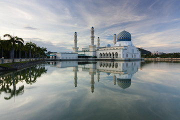 Obraz premium Kota Kinabalu city mosque at sunrise in Sabah, Malaysia