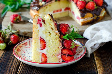 Sponge cake with cream, strawberries and chocolate