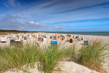 Strandk&ouml;rbe hinter den D&uuml;nen - Ostsee