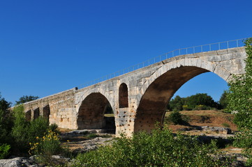 Fototapeta na wymiar Pont romain Julien