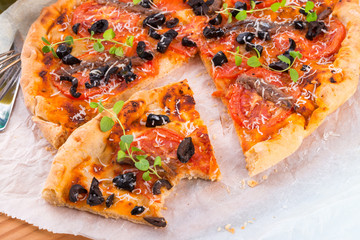 olive anchovy pizza