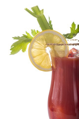 Bloody Mary adornado con apio e aislado sobre fondo blanco