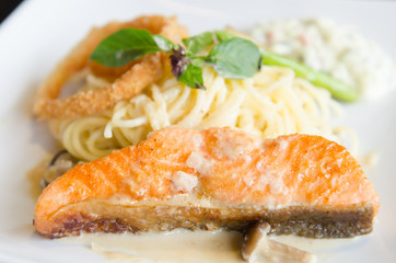 Spagetti salmon