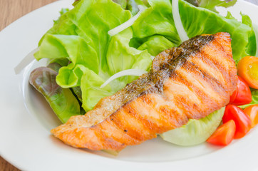 Grill salmon salad