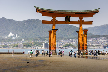 Fototapeta premium Famous big Shinto torii standing in the ocean, Japan