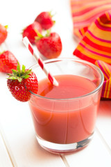 strawberry juice in glass